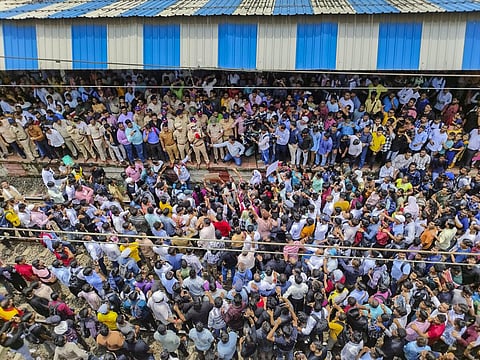பத்லாபூர் ரயில் நிலையத்தில் குழுமி போராட்டத்தில் ஈடுபட்ட உள்ளூர் மக்கள்.