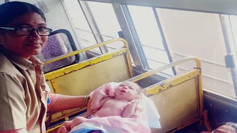 அரசு பேருந்தில் பிரசவம் பார்த்த பெண் நடத்துநருக்கு குவியும் பாராட்டு