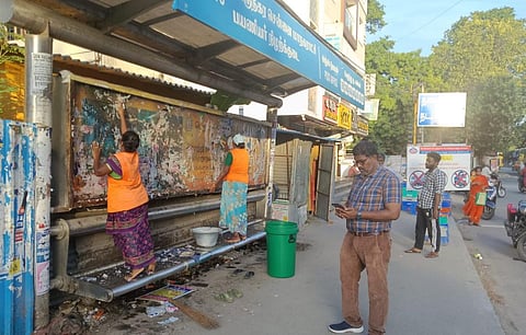 சென்னை மாநகராட்சி சார்பில் பேருந்து நிறுத்த நிழற்குடைகளை தூய்மைப்படுத்தும் பணியாளர்கள்.