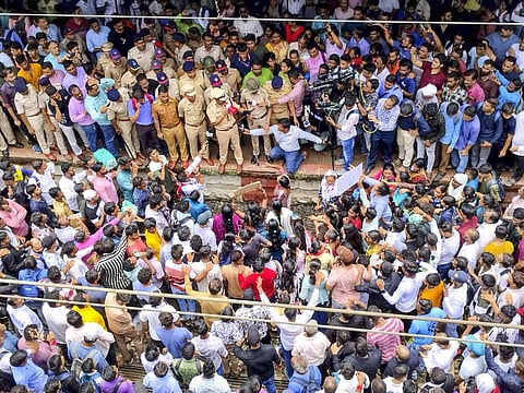 2 சிறுமிகளுக்கு வன்கொடுமையால் மக்கள் கொந்தளிப்பு: பத்லாப்பூரில் இணைய சேவை முடக்கம், பள்ளிகள் மூடல்