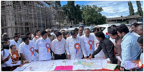 தமிழ்நாடு சட்டப்பேரவை உறுதி மொழிக்குழுவினர் கோவை காந்திபுரத்தில் உள்ள செம்மொழி பூங்கா கட்டுமான பணிகளை ஆய்வு செய்தனர் | படம்: ஜெ. மனோகரன்