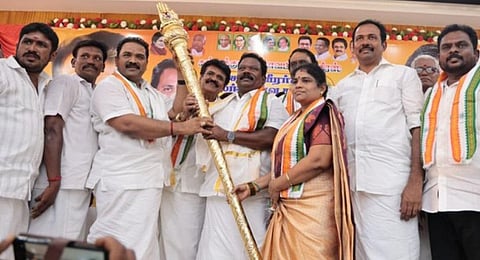 கள்ளகுறிச்சி அருகே சின்னசேலத்தில் நடைபெற்ற செயல்வீரர்கள் கூட்டத்தில் காங்கிரஸ் மாநிலத் தலைவர் செல்வபெருந்தகைக்கு செங்கோல் வழங்கப்பட்டது.