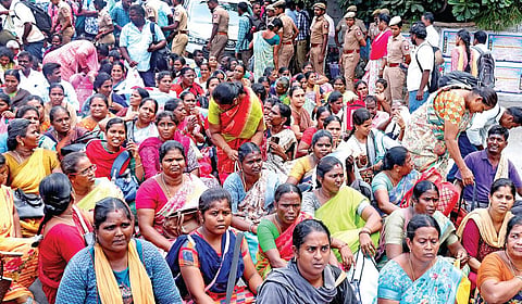 அரசு ஏற்றுக்கொண்டபடி 5 ஆண்டு பணி முடித்த பன்னோக்கு மருத்துவமனை பணியாளர்களுக்கு காலமுறை ஊதியம் வழங்கக் கோரி, தமிழ்நாடு பன்னோக்கு மருத்துவமனை பணியாளர் சங்கம் சார்பில் காலவரையற்ற காத்திருப்பு போராட்டம் சென்னை தேனாம்பேட்டை டி.எம்.எஸ்.வளாகத்தில் நேற்று நடைபெற்றது. போலீஸார் அவர்களை கைது செய்தனர் .