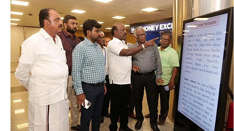 குரங்கு அம்மை முன்னெச்சரிக்கை நடவடிக்கைகள் குறித்து சென்னை விமான நிலையத்தில் நேற்று ஆய்வு செய்த பிறகு, செய்தியாளர்களிடம் பேசிய அமைச்சர் மா.சுப்பிரமணியன்.படம்: எம்.முத்துகணேஷ்