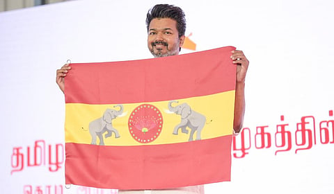 தவெக கொடியை அறிமுகம் செய்தார் விஜய்