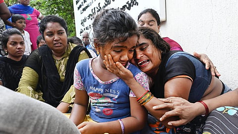 ஆலை விபத்தில் உயிரிழந்த சின்ன ராவ் என்ற தொழிலாளியின் மனைவி லோவம்மா | படம்: வி.ராஜூ.