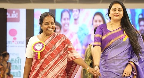 தேசிய கைத்தறி தினத்தை முன்னிட்டு கோவையில் தனியார் கல்லூரியில் நடந்த ஆடை அணிவகுப்பில் பாஜக எம்எல்ஏ வானதி சீனிவாசன் மற்றும் நடிகை நமீதா பங்கேற்றனர்.