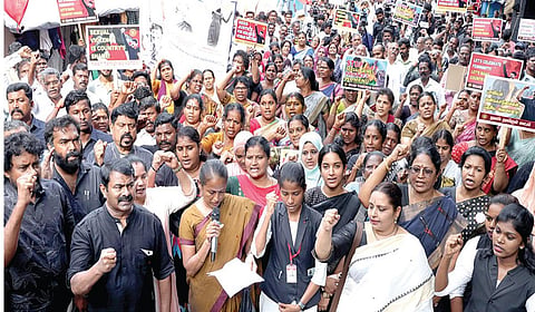 நாம் தமிழர் கட்சியின் மருத்துவர் பாசறை, மகளிர் பாசறை சார்பில் சென்னை மாவட்ட ஆட்சியர் அலுவலகம் அருகில் நேற்று நடைபெற்ற ஆர்ப்பாட்டத்தில் கட்சியின் தலைமை ஒருங்கிணைப்பாளர் சீமான் உள்ளிட்டோர் பங்கேற்றனர். | படம்: எஸ்.சத்தியசீலன் |