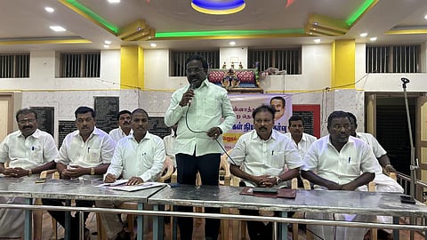 திருவண்ணாமலையில் நடைபெற்ற பாமக ஆலோசனைக் கூட்டத்தில் பேசும் பாமக வழக்கறிஞர் கே.பாலு.