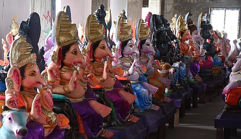 கோவை தெலுங்குபாளையத்தில் உள்ள ஒரு தயாரிப்புக் கூடத்தில், விற்பனைக்கு தயாராக உள்ள விநாயகர் சிலைகள்.| படங்கள்: ஜெ.மனோகரன்.