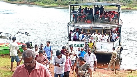 தேக்கடியில் படகுசவாரி சென்றுவிட்டு கரை திரும்பிய சுற்றுலா பயணிகள்.