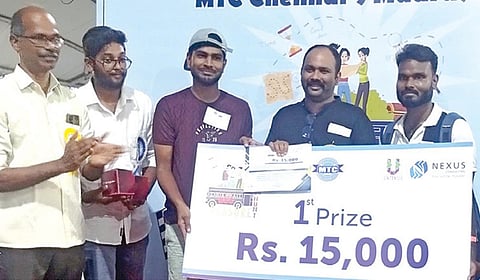 போட்டியில் வெற்றி பெற்ற அணிக்கு எம்டிசி மேலாண் இயக்குநர் ஆல்பி ஜான் வர்கீஸ் பரிசு வழங்கினார். உடன் இணை மேலாண் இயக்குநர் செ.நடராஜன் உள்ளிட்டோர்.