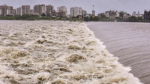 குஜராத்தில் கனமழை: 3 பேர் பலி; 20,000 பேர் முகாம்களில் தங்கவைப்பு
