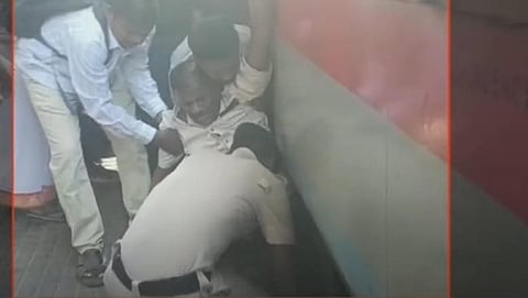 திருச்சி ரயில்வே ஜங்ஷன் முதலாவது நடைமேடைக்கும் பல்லவன் எக்ஸ்பிரஸ் ரயிலுக்கும் இடையில் தவறி விழுந்த ஓய்வு பெற்ற ரயில்வே அலுவலரை பொது மக்கள் உதவியுடன் மீட்கும் ஆர்பிஎப் போலீஸார்.