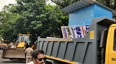 புதுச்சேரி கிழக்கு கடற்கரை சாலையில் ஆக்கிரமிப்புகள் அகற்றம்: அதிகாரிகளுடன் வியாபாரிகள் வாக்குவாதம்