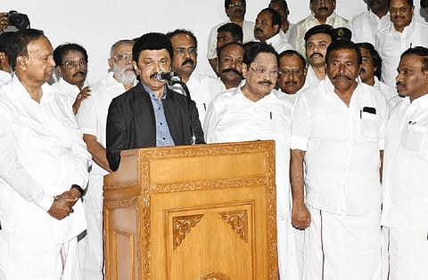சென்னை விமான நிலையத்தில் தமிழக முதல்வர் மு.க.ஸ்டாலின்.