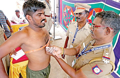 2-ம் நிலை காவலர்கள், தீயணைப்பு படை வீரர்களை தேர்வு செய்வதற்கான உடல் தகுதி தேர்வு, சென்னை எழும்பூரில் உள்ள ராஜரத்தினம் விளையாட்டு அரங்கில் நேற்று நட ைபெ ற்றது. | படம்: ம.பிரபு |