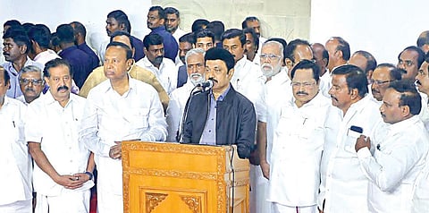 அமெரிக்கா செல்லும் முன்பாக சென்னை விமான நிலையத்தில் செய்தியாளர்களிடம் பேசிய முதல்வர் ஸ்டாலின்.படம்: எம்.முத்துகணேஷ்