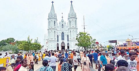 வேளாங்கண்ணி புனித ஆரோக்கிய அன்னை பேராலயத்தில் குவிந்துள்ள பக்தர்கள்.