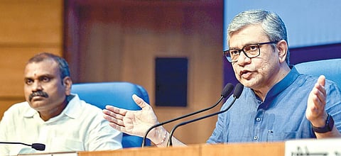 மத்திய அமைச்சரவை கூட்டத்துக்கு பிறகு, டெல்லியில் செய்தியாளர்களை சந்தித்த தகவல், ஒலிபரப்பு துறை அமைச்சர் அஸ்வினி வைஷ்ணவ். உடன், இணை அமைச்சர் எல்.முருகன்.படம்: பிடிஐ