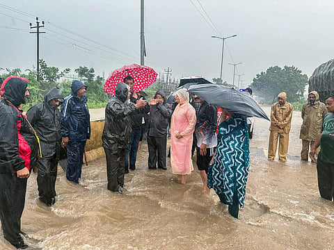 ஜாம்நகரில் ஏற்பட்ட வெள்ளப் பெருக்கை அடுத்து மேற்கொள்ளப்பட்டுள்ள மீட்பு மற்றும் நிவாரணப் பணிகள் குறித்து ஆய்வு செய்த ஜாம்நகர் தொகுதி பாஜக எம்பி பூனம்பென் மாதம்