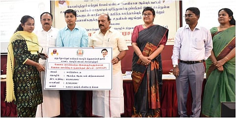 கோவை யில் தொழில்முனைவோருக்கு கடனுதவி வழங்கல் மற்றும் உலக முதலீட்டாளர்கள் மாநாட்டில் புரிந்துணர்வு ஒப்பந்தம் செய்த நிறுவனத்தினருடன் கலந்துரையாடல் கூட்டம் நடந்தது | படம்: ஜெ.மனோகரன்