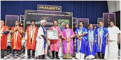 சேலம் அரசு மோகன் குமாரமங்கலம் மருத்துவக்கல்லூரியில் 29வது பட்டமளிப்பு விழாவில் மாணவ, மாணவிகளுக்கு அமைச்சர் மா.சுப்பிரமணியன் பட்டங்களை வழங்கி பாராட்டினார்.
