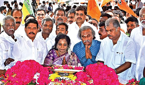 மறைந்த ஜி.கே. மூப்பனார் நினைவு தினத்தையொட்டி, அவரது நினைவிடத்தில் பாஜக மூத்த தலைவர் தமிழிசை சவுந்தரராஜன் மலர் தூவி அஞ்சலி செலுத்தினார். அருகில் தமாகா தலைவர் ஜி.கே.வாசன், தலைமை நிலைய நிர்வாகி ஜி.ஆர்.வெங்கடேஷ். பாஜக துணைத் தலைவர் கரு.நாகராஜன் மற்றும் நிர்வாகிகள். படம்: ம.பிரபு