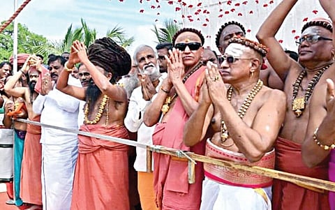 மயிலாடுதுறை மாவட்டம் பரசலூர் வீரட்டேஸ்வரர் கோயிலில் நேற்று நடைபெற்ற கும்பாபிஷேக விழாவில் பங்கேற்ற அமைச்சர் பி.கே.சேகர்பாபு மற்றும் ஆதீனகர்த்தர்கள் உள்ளிட்டோர்.