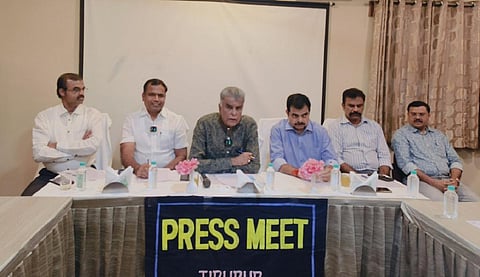 திருப்பூரில் 3 நாள் சர்வதேச பின்னலாடை கண்காட்சி தொடர்பாக செய்தியாளர்கள் சந்திப்பில் பேசிய ஆயத்த ஆடை ஏற்றுமதி மேம்பாட்டுக் கழகத்தின் தென் பிராந்திய தலைவர் ஏ.சக்திவேல், திருப்பூர் ஏற்றுமதியாளர்கள் சங்கத்தின் தலைவர் கே.எம்.சுப்பிரமணியம் உள்ளிட்டோர். | படம்: இரா.கார்த்திகேயன்.