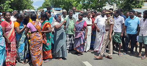 மாசிலாமணி குடும்பத்துக்கு இழப்பீடு வழங்க வலியுறுத்தி மறியல் போராட்டத்தில் ஈடுபட்ட உறவினர்கள்