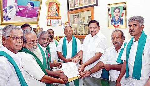ராசிமணலில் அணை கட்ட ஆதரவு கேட்டு, சேலத்தில் அதிமுக பொது செயலாளர் பழனிசாமியிடம் கோரிக்கை மனு வழங்கிய விவசாயிகள் சங்க நிர்வாகிகள் பி.ஆர் பாண்டியன், அய்யாக்கண்ணு உள்ளிட்டோர்.