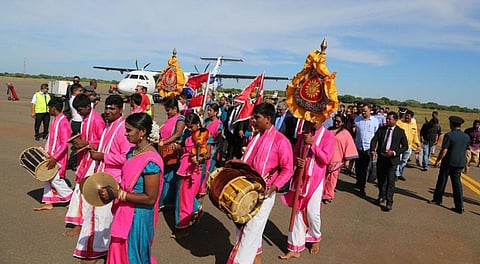 யாழ்ப்பாணம் விமான நிலையத்தில் நடைபெற்ற வரவேற்பு நிகழ்ச்சி.