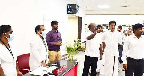 திருச்சி விமான நிலையத்தில் ஆய்வு மேற்கொண்ட தமிழக மருத்துவம் மற்றும் மக்கள் நல்வாழ்வுத்துறை அமைச்சர் மா.சுப்பிரமணியன். இந்த ஆய்வின் போது பள்ளிக் கல்வித் துறை அமைச்சர் அன்பில் மகேஸ் பொய்யாமொழி, மாவட்ட ஆட்சியர் மா.பிரதீப்குமார் உள்ளிட்டோர் உடனிருந்தனர்.