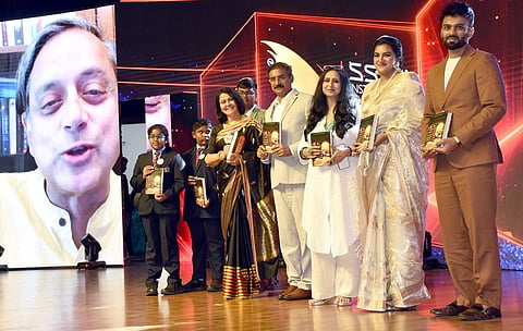 எஸ்.எஸ்.வி.எம் வேர்ல்டு பள்ளியில் நடந்த கருத்தரங்கில், காணொலிக்காட்சி வழியாக கலந்து கொண்டு பேசிய முன்னாள் மத்திய இணையமைச்சரும், காங்கிரஸ் எம்.பியுமான சசிதரூர். அருகில், பள்ளியின் நிர்வாகிகள் உள்ளிட்டோர். படம்: ஜெ.மனோகரன்.