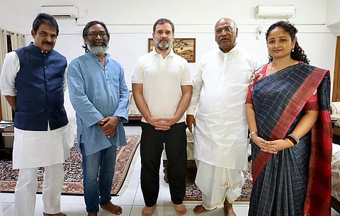 ஜார்க்கண்ட் முதல்வர் ஹேமந்த் சோரன் மற்றும் அவரது மனைவி கல்பனா சோரன் டெல்லியில் நேற்று மக்களவை எதிர்க்கட்சி தலைவர் ராகுல்காந்தி, காங்கிரஸ் தேசிய தலைவர் மல்லிகார்ஜுன் கார்கே, கே.சி.வேணுகோபால் எம்.பி. ஆகியோரை சந்தித்துப் பேச்சுவார்த்தை நடத்தினர். படம்: பிடிஐ