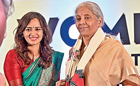 மத்திய நிதியமைச்சர் நிர்மலா சீதாராமனுடன் இந்திய தொழில் மற்றும் வர்த்தக கூட்டமைப்பின் சென்னை மகளிர் பிரிவு தலைவர் திவ்யா அபிஷேக்.படம்: எஸ்.சத்தியசீலன்