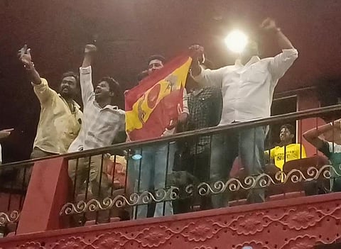 புதுச்சேரி: தவெக கொடியுடன் வந்து ‘தி கோட்’ படத்தை வரவேற்று கொண்டாடிய விஜய் ரசிகர்கள்