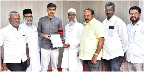 மத்தி அரசின் வக்பு சட்டத் திருத்த மசோதாவை திரும்பப் பெற வலியுறுத்தி மதிமுக எம்பி துரை வைகோவிடம் ஜமாத் நிர்வாகிகள் மனு அளித்தனர்.