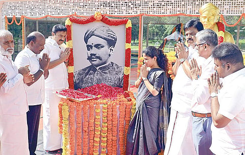 `கப்பலோட்டிய தமிழன்' வ.உ.சிதம்பரனார் 153-வது பிறந்த நாளை முன்னிட்டு சென்னை, கிண்டி, காந்தி மண்டப வளாகத்தில் அமைந்துள்ள அவரின் உருவச் சிலைக்கு அருகில் வைக்கப்பட்டிருந்த உருவப் படத்துக்கு செய்தி மக்கள் தொடர்புத் துறையின் சார்பில், அமைச்சர்கள் மு.பெ.சாமிநாதன், மா.சுப்பிரமணியன், பி.கே.சேகர்பாபு, மேயர் பிரியா, பிரபாகரராஜா எம்எல்ஏ, துணை மேயர் மகேஷ் குமார், தமிழ் வளர்ச்சி மற்றும் செய்தித் துறை செயலாளர் வே.ராஜாராமன், செய்தி மக்கள் தொடர்புத் துறை இயக்குநர் இரா.வைத்திநாதன் ஆகியோர்மலர்தூவி மரியாதை செலுத்தினர்.