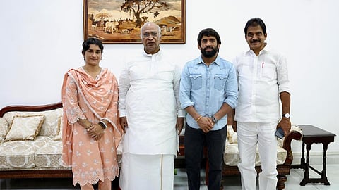 காங்கிரஸ் தேசியத் தலைவர் மல்லிகார்ஜுன கார்கேவுடன் வினேஷ் போகத், பஜ்ரங் புனியா