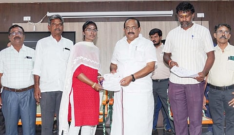 காளாஞ்சிபட்டியில் உள்ள அரசு போட்டித்தேர்வு மையத்தில் நடந்த நிகழ்ச்சியில், குரூப்-2 தேர்வு எழுத உள்ளவர்களுக்கு ஹால்டிக்கெட் வழங்கி வாழ்த்திய அமைச்சர் அர.சக்கரபாணி