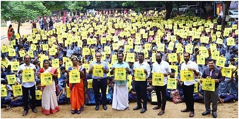 திருவான்மியூரில் உள்ள மாநகராட்சி மேல்நிலைப் பள்ளியில் சென்னை மாநகராட்சி சார்பில் 1000 மாணவ மாணவிகளுக்கு மஞ்சப்பைகள் வழங்கப்பட்டன.
