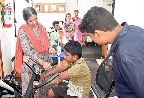 கோவையில் தசை சிதைவு நோயால் பாதிக்கப்பட்ட சிறுவர்களுக்கு ஆலோசனைகளை வழங்கும் எம்டிசிஆர்சி நிறுவனர் பி.ஆர்.லஷ்மி. படம்: ஜெ.மனோகரன்
