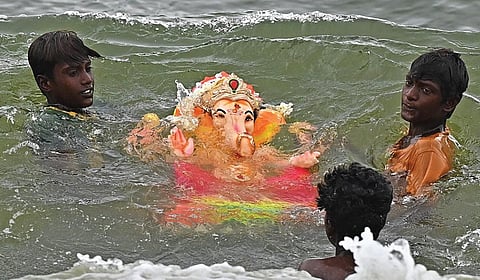 விநாயகர் சதுர்த்தியையொட்டி பொதுமக்கள் தங்கள் வீடுகளில் வைத்து வழிபாடு செய்த சிறிய அளவிலான விநாயகர் சிலைகளை நேற்று ஊர்வலமாக எடுத்துவந்து பட்டினப்பாக்கம் பகுதியில் கடலில் கரைத்தனர். | படங்கள்: எஸ்.சத்தியசீலன் |