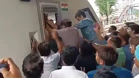 புதிய வந்தே பாரத் ரயிலை ஓட்டுவதற்கு போட்டியிட்ட டிரைவர்கள்.