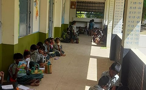 ஆசிரியர்களின் போராட்டத்தால் அரசுப் பள்ளியை பூட்டிய தலைமை ஆசிரியை: தஞ்சையில் மாணவர்கள் அவதி