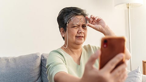ரீடிங் கிளாஸ் இல்லாமல் படிக்க உதவும் கண் சொட்டு மருந்துக்கு தடை!