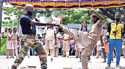 சென்னை மாநகராட்சி பள்ளிகளில் மாணவர்களுக்கு கராத்தே , டேக்வாண்டோ விளையாட்டு பயிற்சியை பெரம்பூரில் உள்ள மாநகராட்சி பள்ளியில் மேயர் பிரியா நேற்று தொடங்கி வைத்தார். இதில் மாணவிகள் பல்வேறு சாகசங்களை செய்து காட்டினர். | படங்கள்: எஸ்.சத்தியசீலன் |