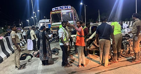 பரங்கிப்பேட்டை அருகே கார் மீது லாரி நேருக்கு நேர் மோதி விபத்து: ஒரே குடும்பத்தைச் சேர்ந்த 5 பேர் உயிரிழப்பு